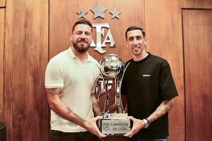 Ambos capitanes y líderes del plantel, Jorge "Fatura" Broun y Ángel Di María, sosteniendo el trofeo