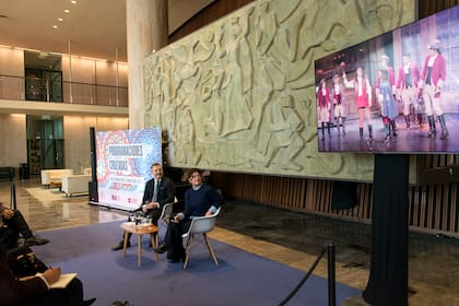 Ambos funcionarios en la presentación observando imágenes de Numancia, la obra llegará al San Martín el año próximo