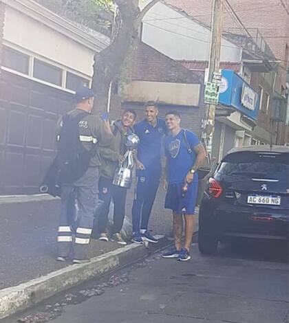 Ambos jugadores accedieron a sacarse una foto con un vecino de Quilmes