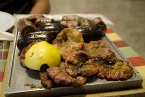 Dos hombres murieron tras comer un asado con achuras en mal estado