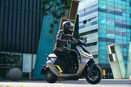 Ambos scooters son 100% eléctricos