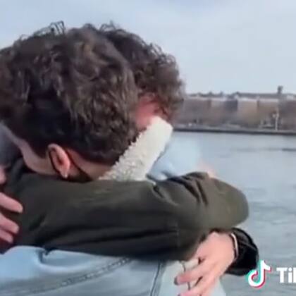 Ambos se dieron un abrazo muy emotivo