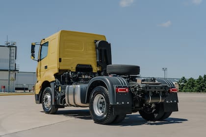 Ambos vehículos apuntan de forma directa al transporte de cargas por ruta y a las operaciones logísticas de media y larga distancia
