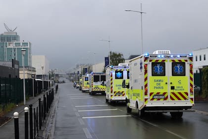 Ambulancias que trasladaban a pasajeros franceses del MV Hondius, donde se detectó un brote de hantavirus, salen del aeropuerto de Le Bourget tras el aterrizaje del vuelo de repatriación, en las afueras de París