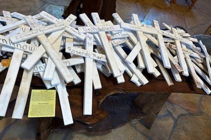 AME1103. TUCSON (ESTADOS UNIDOS), 26/05/2025.- Fotografía de cruces de madera de color blanco en memoria de los migrantes fallecidos en la frontera, EFE/ María León