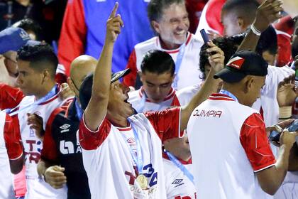 AME6047. SAN PEDRO SULA (HONDURAS), 23/12/2021.- Pedro Troglio director técnico argentino del Olimpia celebra luego de proclamarse tetracampeones al vencer al Real España, hoy durante un partido de la gran final del campeonato Apertura de la Liga Nacional en el estadio Francisco Morazan de la ciudad de San Pedro Sula en la zona norte de Honduras. EFE/José Valle
