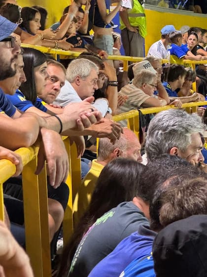 Ameal, en una platea común, tras el triunfo de Riquelme y la demolición del palco presidencial