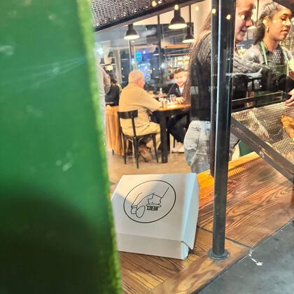 Ameal y el exdirectivo Carlos Navarro, juntos en un café de Puerto Madero