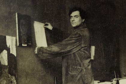Amedeo Modigliani en su estudio de París, cerca de 1915.(Photo by Fine Art Images/Heritage Images/Getty Images)