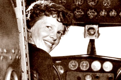 Amelia al mando de su avión