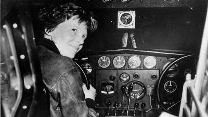 Amelia Earhart, comando en mano: rompió récords a lo largo y ancho del mundo