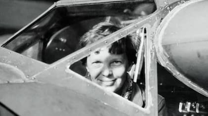 Amelia Earhart en el lugar que más amaba: la cabina de vuelo