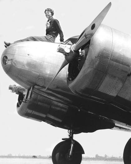 Amelia Earhart sobre la nariz del Lockheed en el que desaparecería en vuelo en 1937