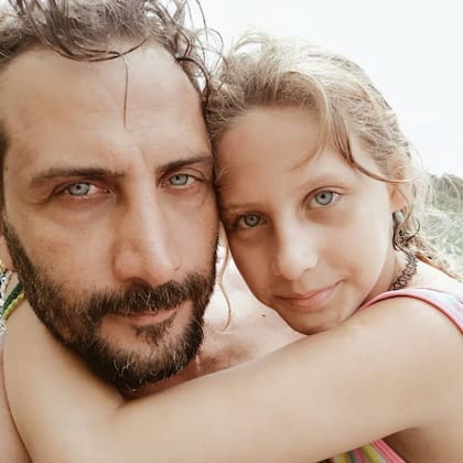 Amelia, junto a su papá, Luciano Cáceres