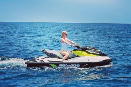 Amelia manejando una moto de agua, una de sus actividades favoritas.