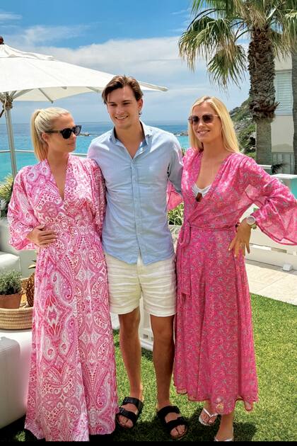 Amelia Spencer (con vestido con estampa paisley de la firma Rossato), su hermano (por parte de madre) Samuel Aitken y Eliza Spencer.