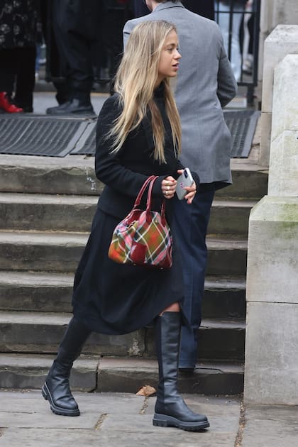 Amelia Windsor –nieta de Eduardo de Kent, primo de la difunta reina Isabel– llevó una cartera de Vivienne Westwood.