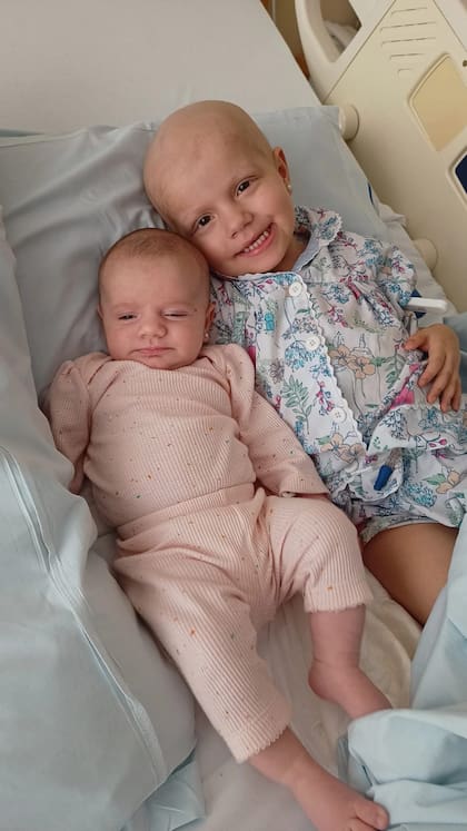 Amelia y su hermanita Juana