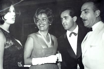 Amelita junto a Marisa Núñez, Jack Feldbaum y Tito Franco