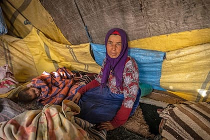 La mujer amazigh Ida Ouchaali se sienta en su tienda cerca del pueblo de Amellagou, donde residen los últimos nómadas de Marruecos