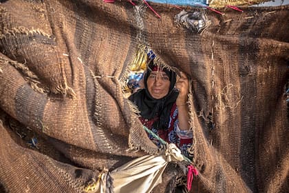 En un paisaje árido y rocoso, cerca del pueblo de Amellago y a unos 285 km al este de Marrakesh, se levantan dos tiendas de lana negra, tapizadas con coloridas bolsas de forraje y restos de tejidos.