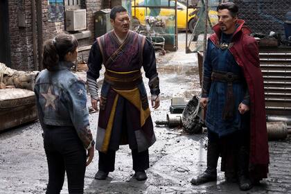 America Chavez (Xochitl Gomez), Wong (Benedict Wong) y Doctor Strange (Benedict Cumberbatch)