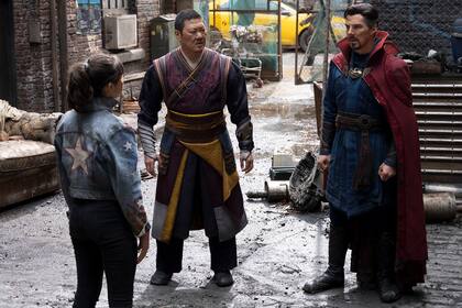 America Chavez (Xochitl Gomez), Wong (Benedict Wong) y Doctor Strange (Benedict Cumberbatch) 