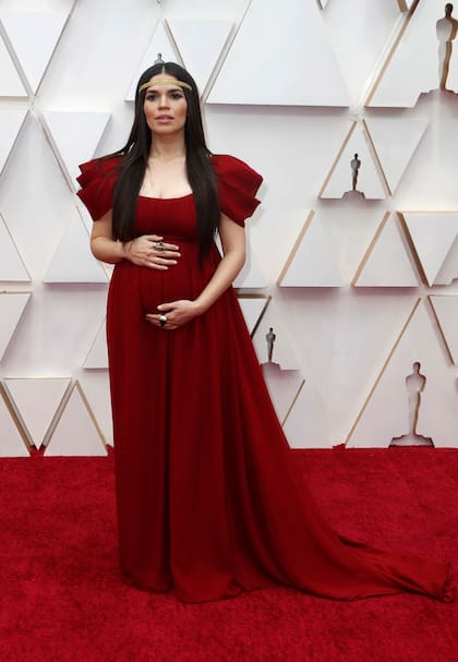 America Ferrera lució su pancita en la red carpet con un look que homenajea a sus ancestros hondureños
