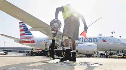 American Airlines dejó de hacer coberturas y se benefició más que sus rivales por el abaratamiento del combustible