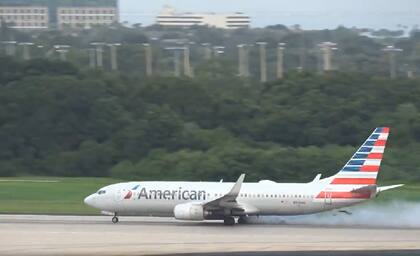American Airlines informó a través de las redes sociales que la situación se debe al mal clima