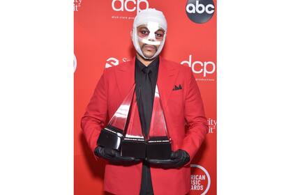 The Weeknd se llevó tres reconocimientos en la categoría soul y llamó la atención con su saco rojo, la cara tapada y sus clásicos guantes negros
