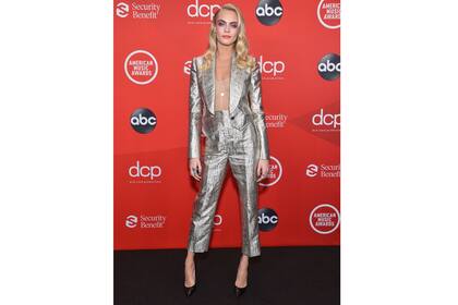 Cara Delevingne, una de las más eléctricas de la alfombra, con un traje plateado y un top nude, la supermodelo le puso glam a la noche