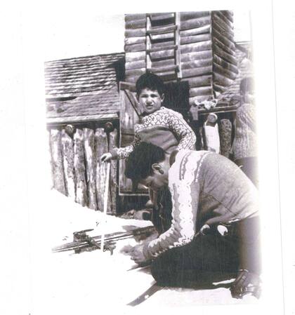 Américo Astete, de joven, preparando las tablas junto al refugio