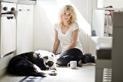 Amiga fiel. Con Kiss, una gran perra border collie que actúa como peluche y vive pegada a ella