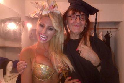 Junto a Vicky Xipolitakis, con quien tuvo una tensa relación en la revista Brillantísima