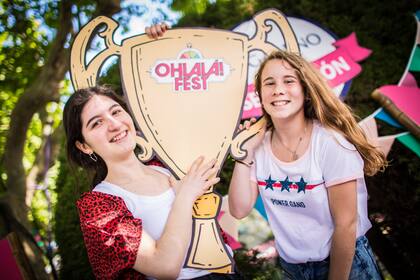 Amigas diviertiéndose al aire libre, la escencia del OHLALÁ! Fest.