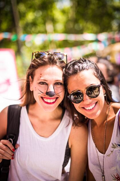 Amigas diviertiéndose al aire libre, la escencia del OHLALÁ! Fest.