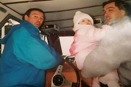 Amigo leal y cultor de la familia, Alberto fue, además de fanático del fútbol y de la cocina, un apasionado del río: "Cuando podía, aprovechaba para salir a navegar", recuerdan sus amigos. Tenía carnet y, como hobby, le gustaba remodelar embarcaciones chicas. Esta foto, en donde se lo ve al mando de su barco acompañado por un amigo, es de hace más de 30 años