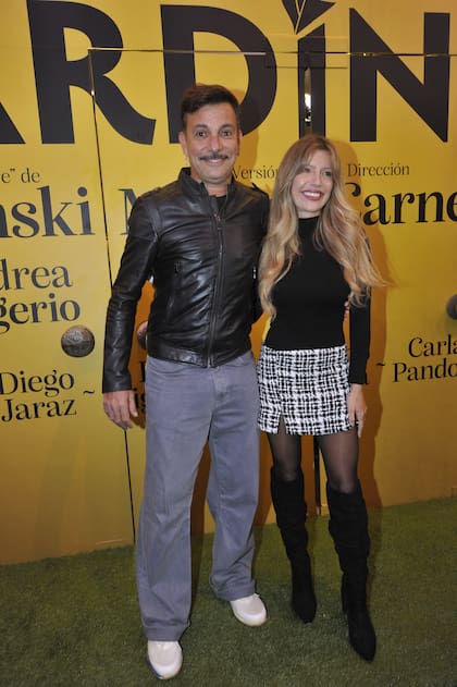 Amigos, cómplices, colegas y compañeros a la hora de disfrutar una salida al teatro: Martín Bossi y Laurita Fernández, a pura sonrisa