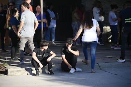 Amigos de Ian Cabrera, el chico asesinado por un compañero en la escuela Mariano Moreno de San Cristóbal, en su velorio