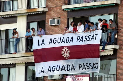 Amigos de Javier Novillo Astrada miran la final de Palermo con una bandera grande; una ubicación privilegiada para un momento histórico del equipo de Open Door.