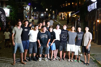 Amigos de Tigre que viajaron juntos a Praia da Rosa: Camilo Musadi, Salvador Ingolotti, Lautaro Antonio, Bruno Basso, Theo Delfino, Valentino Urbani, Noah Szapiro, Bruno Cafaro, Tomas Kent, Gregorio Dándolo, Luca senoseti, Manuel Blanco y Tony Seoane