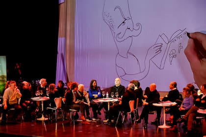 Amigos del escritor y periodista Martín Caparrós le realizan un homenaje leyendo fragmentos de su último libro en el teatro Alvear
