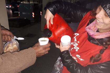 Amigos en el Camino brinda abrigo y alimentos calientes a las personas en situación de calle que sufren el frío.