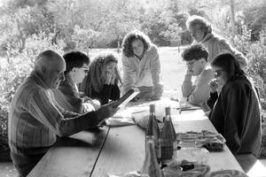 Amigos en un día bucólico en el Tigre, circa 1986; lugares y personas que vuelven a hacerse presentes como si volviéramos a estar allí. Pero no.