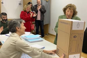 Amigos esta es Amalia Karger, Con 93 años vino a votar al colegio mayor argentino en Madrid donde su gesto fue aplaudido por autoridades de mesa y ciudadanos que esperaban para emitir su sufragio.
