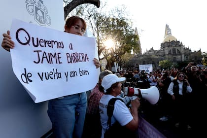 Amigos, familiares y compañeros periodistas se reúnen para exigir que el gobierno encuentre al periodista Jaime Barrera en Guadalajara, estado de Jalisco, México, el 12 de marzo de 2024