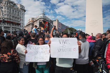 Amigos, familias y fans esperaron en el Obelisco el regreso del motociclista argentino