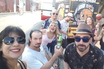 Amigos, grupos numerosos y buena onda: Albertito heredó los genes de su padre