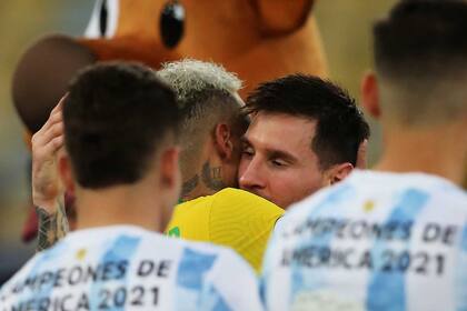 Amigos, siempre: Messi y Neymar y una postal del fútbol.